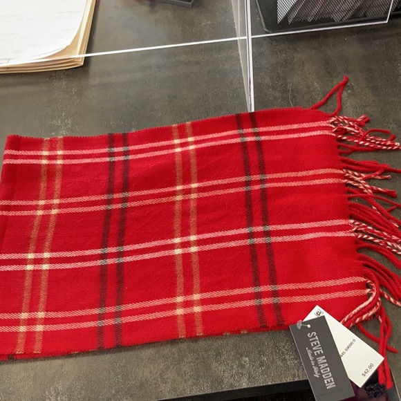 Brand New Steve Madden Scarf 🧣 - Picture 5 of 7